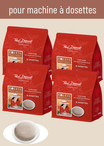 Tas De Café Dans Le Processus Naturel De Séchage Au Soleil Avec Arrière Tas De Café Dans Le Processus Naturel De Séchage Au Soleil Avec Arrière