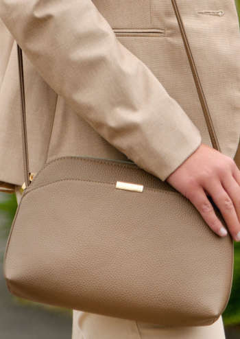SAC à main forme besace beige