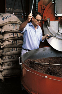 Paul DEQUIDT à la torréfaction - 1982